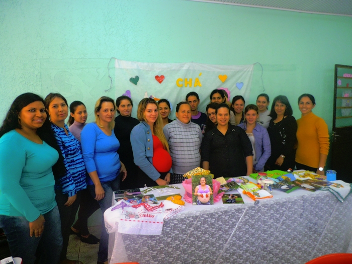 Gestantes recebem book fotográfico e enxoval 